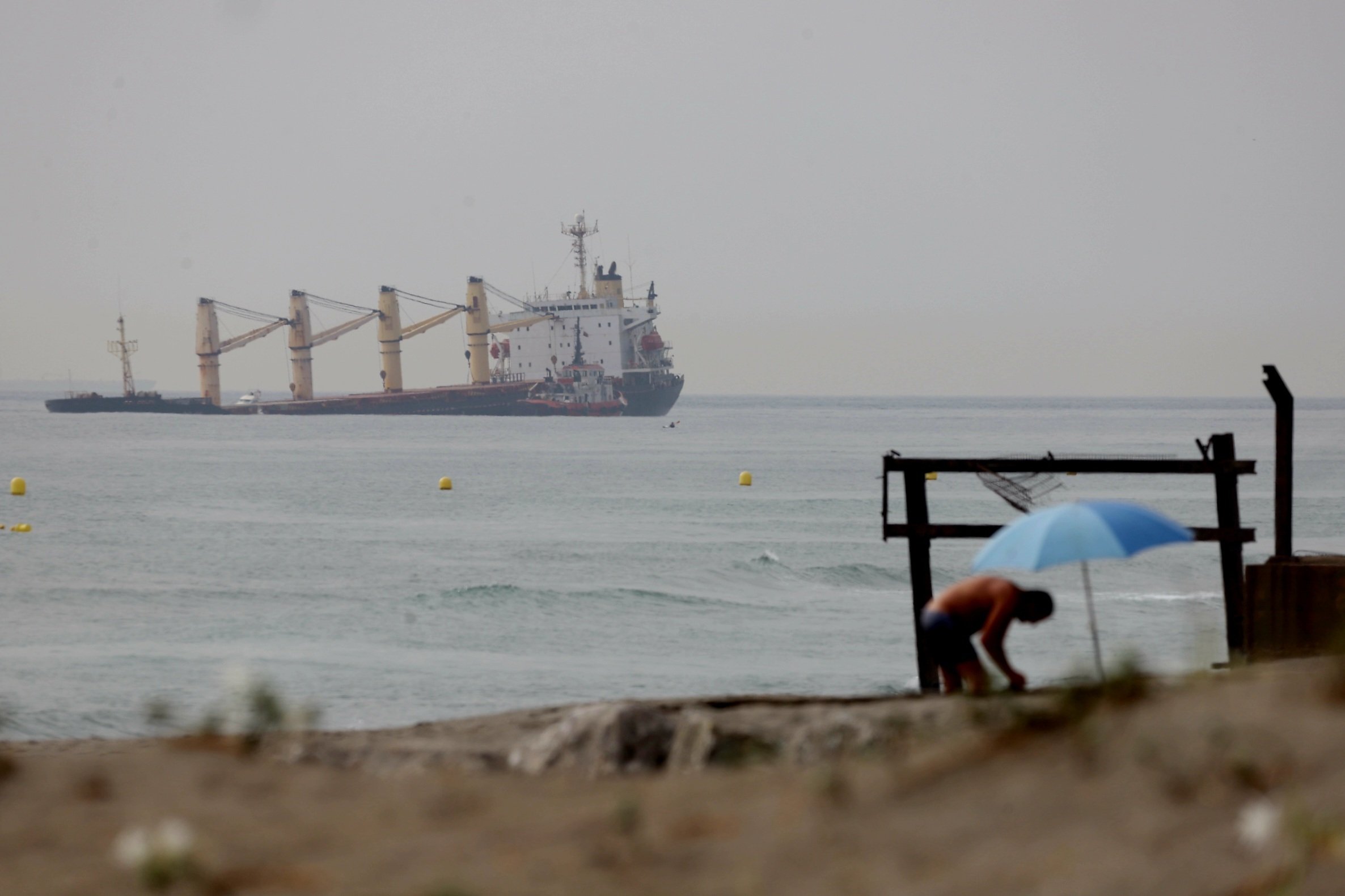 Es trenca el casc d'un vaixell a Gibraltar i provoca una fuga de substàncies químiques