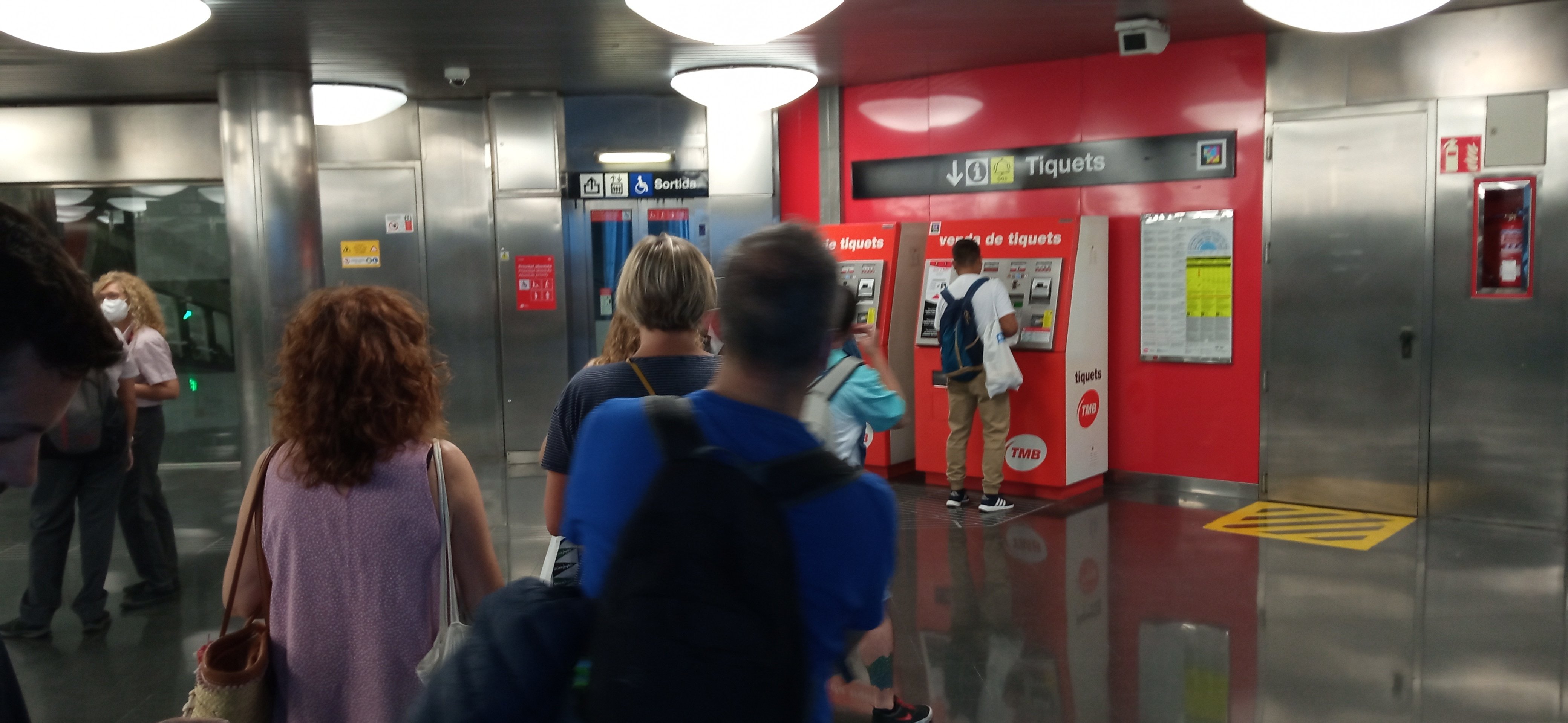 Pequeñas colas en la primera jornada de rebajas y gratuidad de abonos en el transporte público