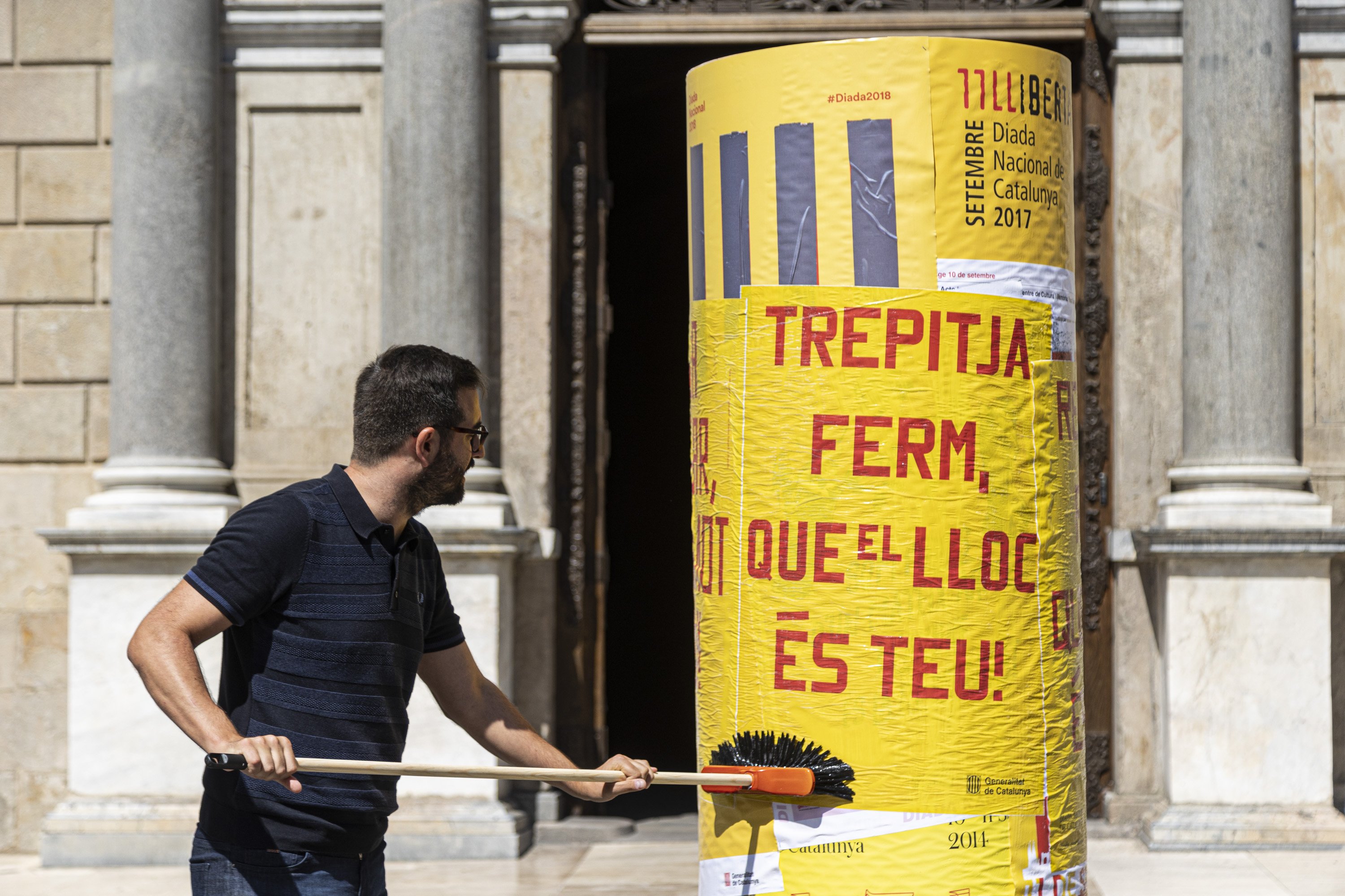 El cartel de la Diada 2022 recupera el amarillo y rojo con tres versos de un poema