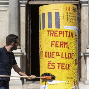 El cartel de la Diada 2022 recupera el amarillo y rojo con tres versos de un poema