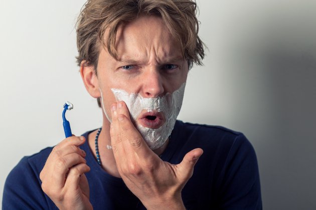 Hombre afeitándose con dolor / Pixabay