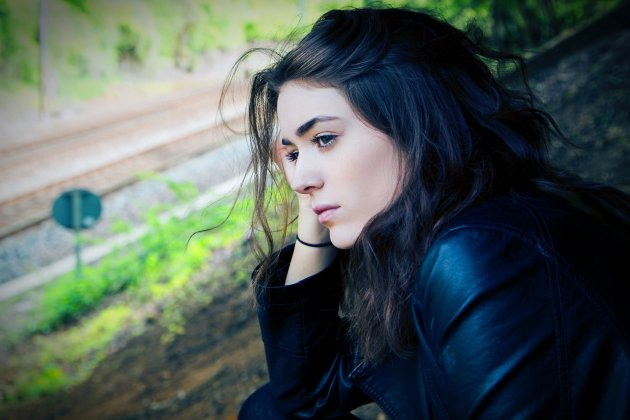 Mujer con la mirada perdida / Unsplash