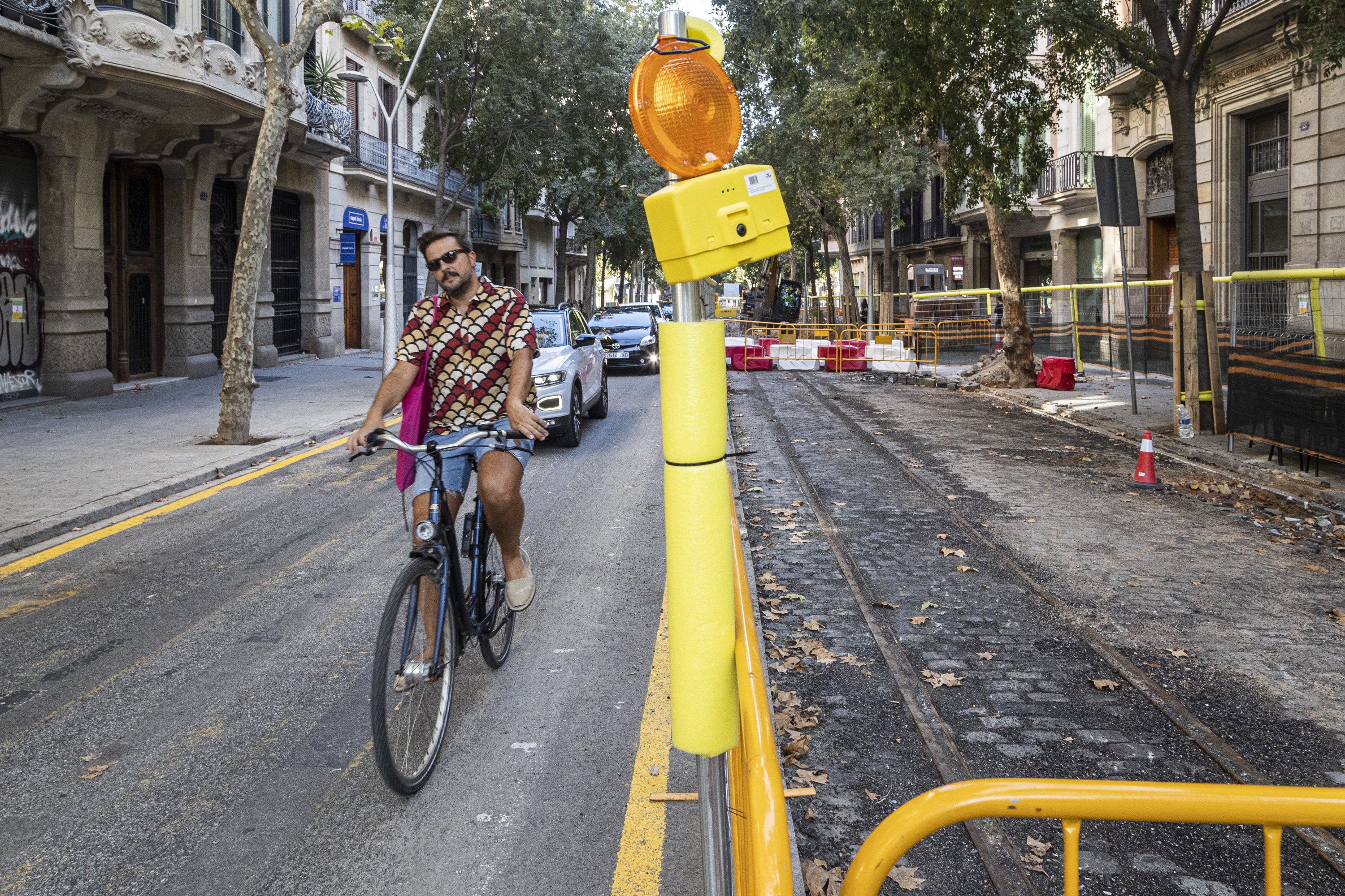 Vías de tranvía y adoquines, la vieja Barcelona aflora en el Eixample