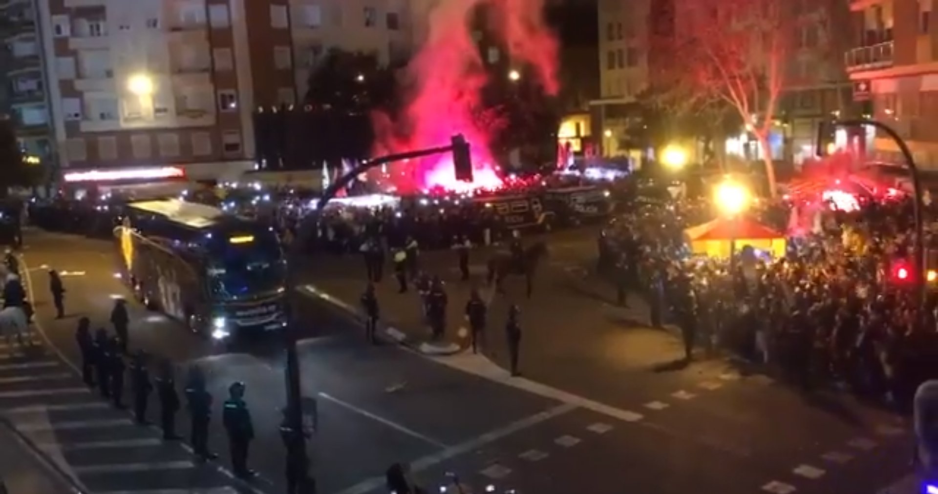 L'afició del València torna a rebre el Barça amb insults contra Catalunya