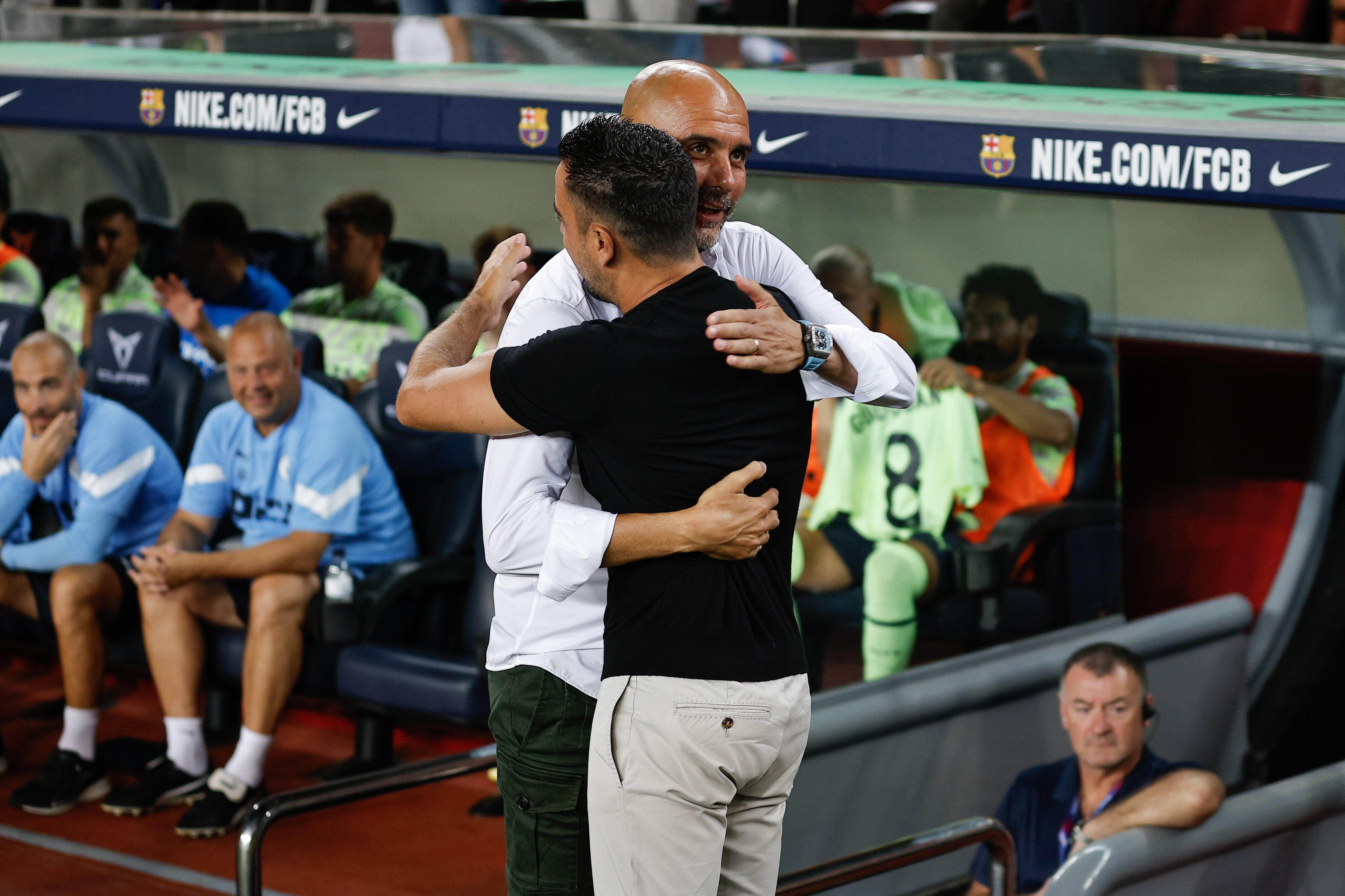 Pep Guardiola saluda Xavi Hernández / Foto: Europa Press