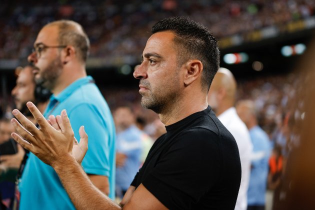 Xavi Hernández serio aplaudiendo / Foto: Europa Press