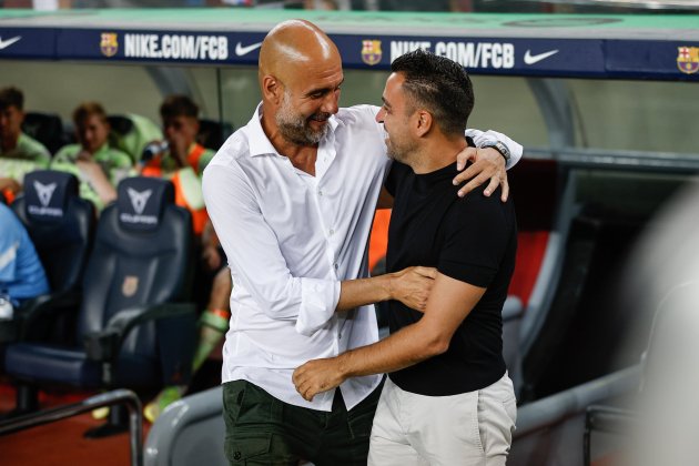 Pep Guardiola Xavi Hernandez abraçada / Foto. Europa Press