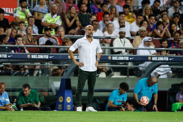 Pep Guardiola brazos cintura Manchester City Camp Nou / Foto: Europa Press