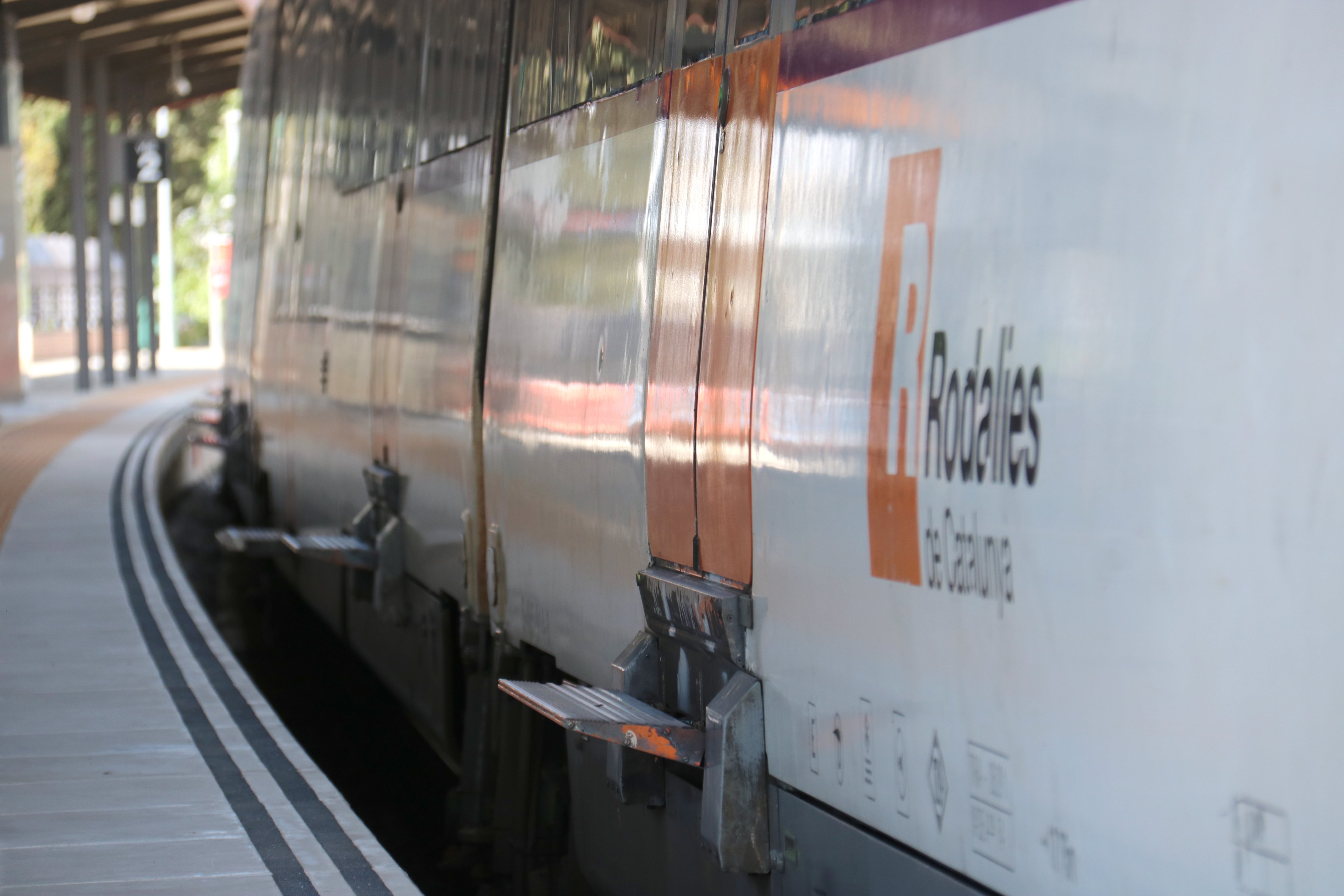 Incidències Rodalies R2: Un tren amb passatgers queda atrapat dins d’un túnel entre Garraf i Sitges