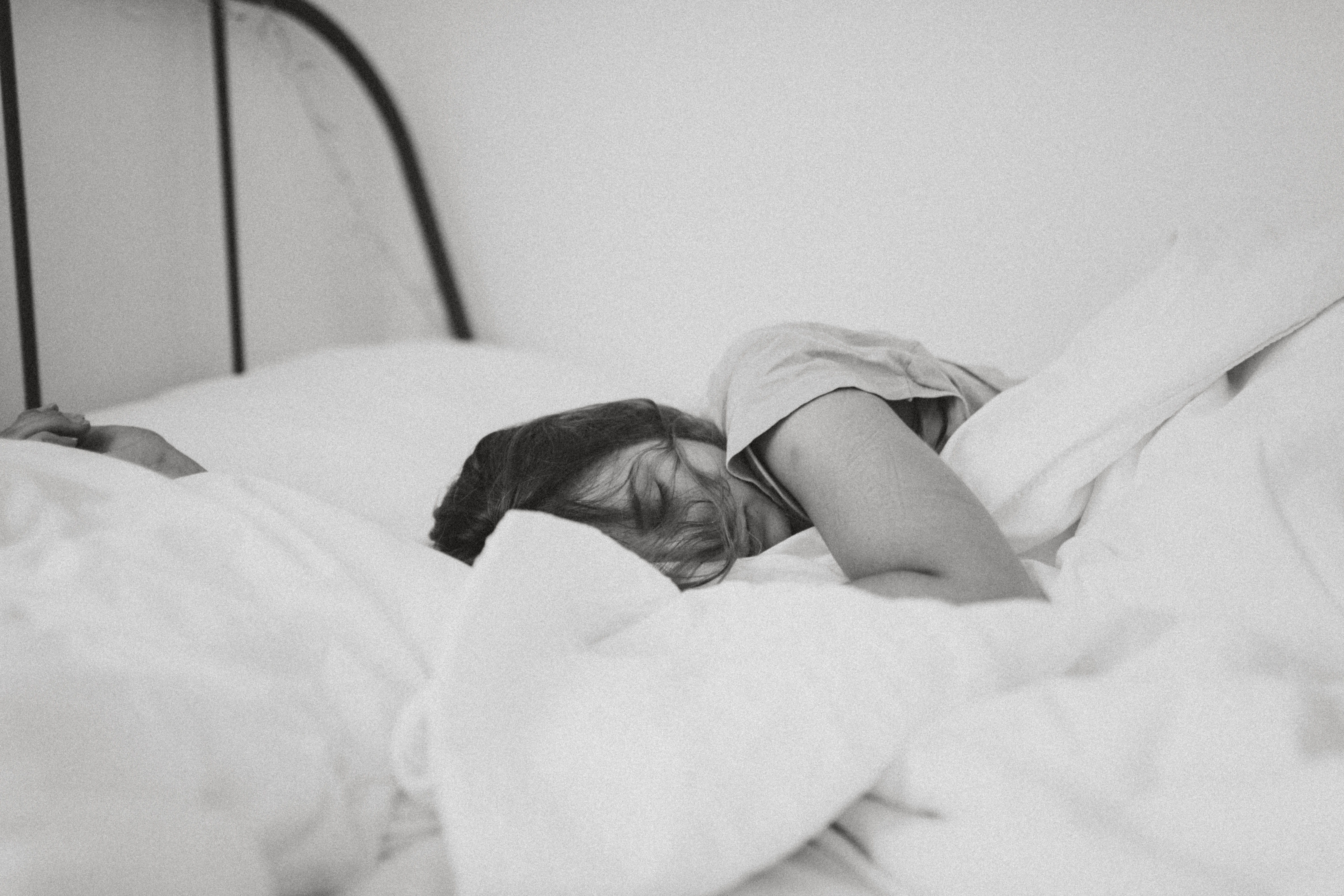 Mujer intentando dormir / Unsplash