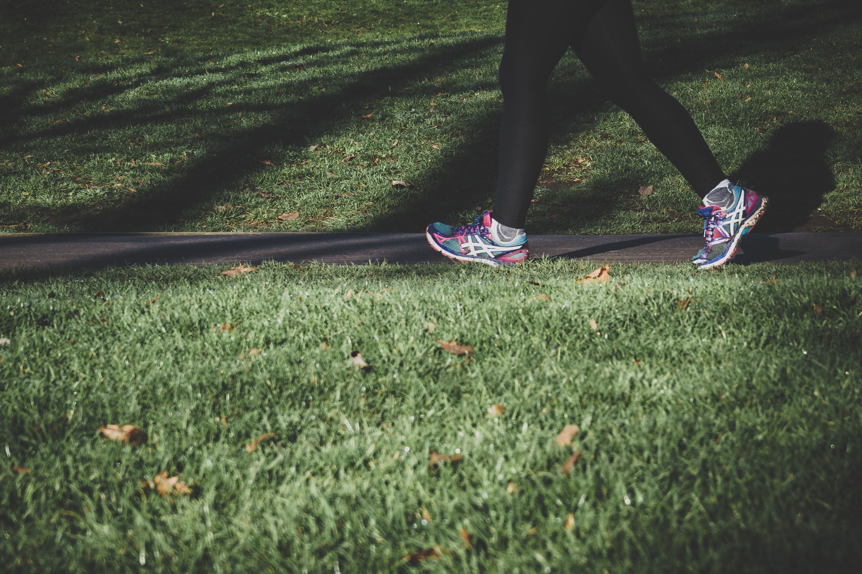 Persona caminando por un parque / Unsplash