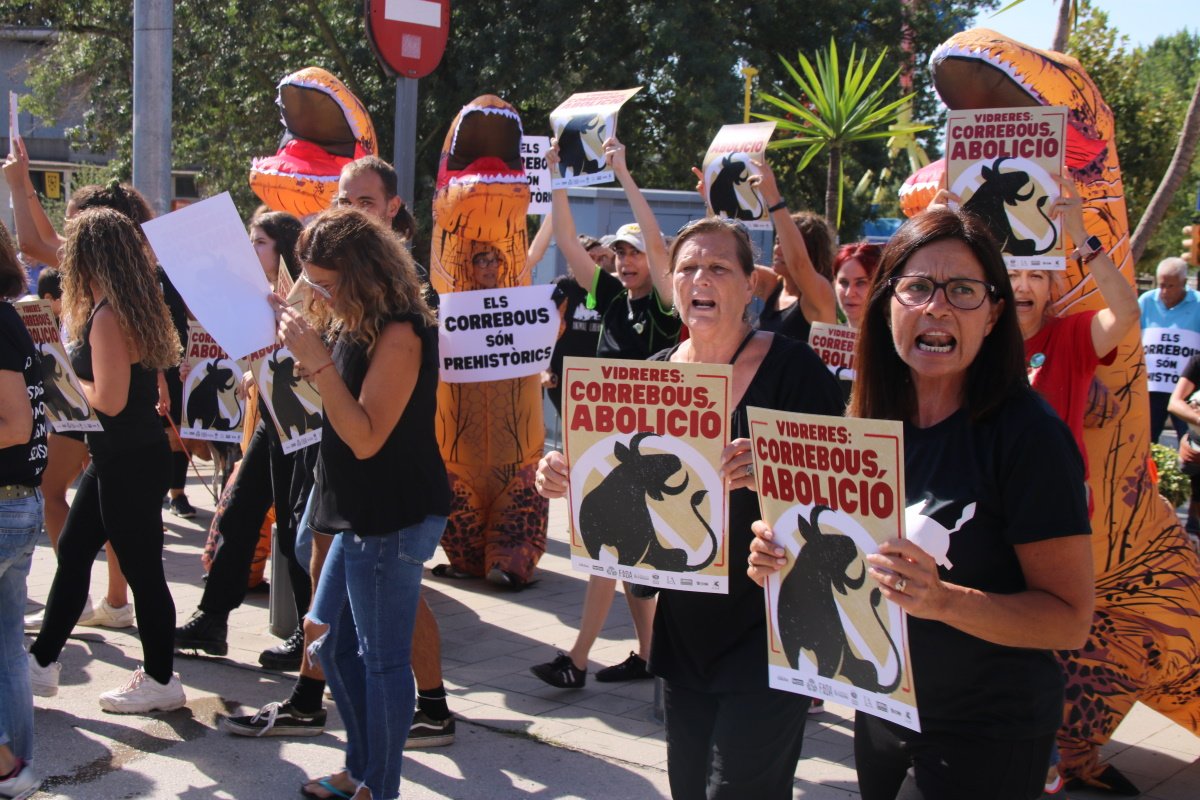 Una cinquantena de persones es manifesta a Vidreres per abolir els correbous al municipi