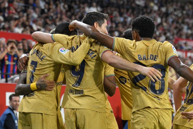 Lewandowski Dembele Balde celebracion gol Sevilla Barca / Foto: EFE