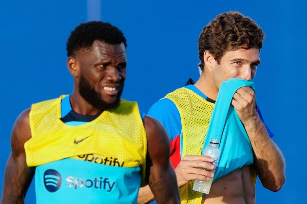 Marcos Alonso entrenamiento Barça Franck Kessie/ Foto: EFE