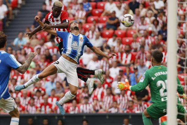 Iñaki Williams cabezazo Oscar Gil Athletic Club Espanyol / Foto: EFE Iñaki Williams cabezazo Oscar Gil Athletic Club Espanyol / Foto: EFE