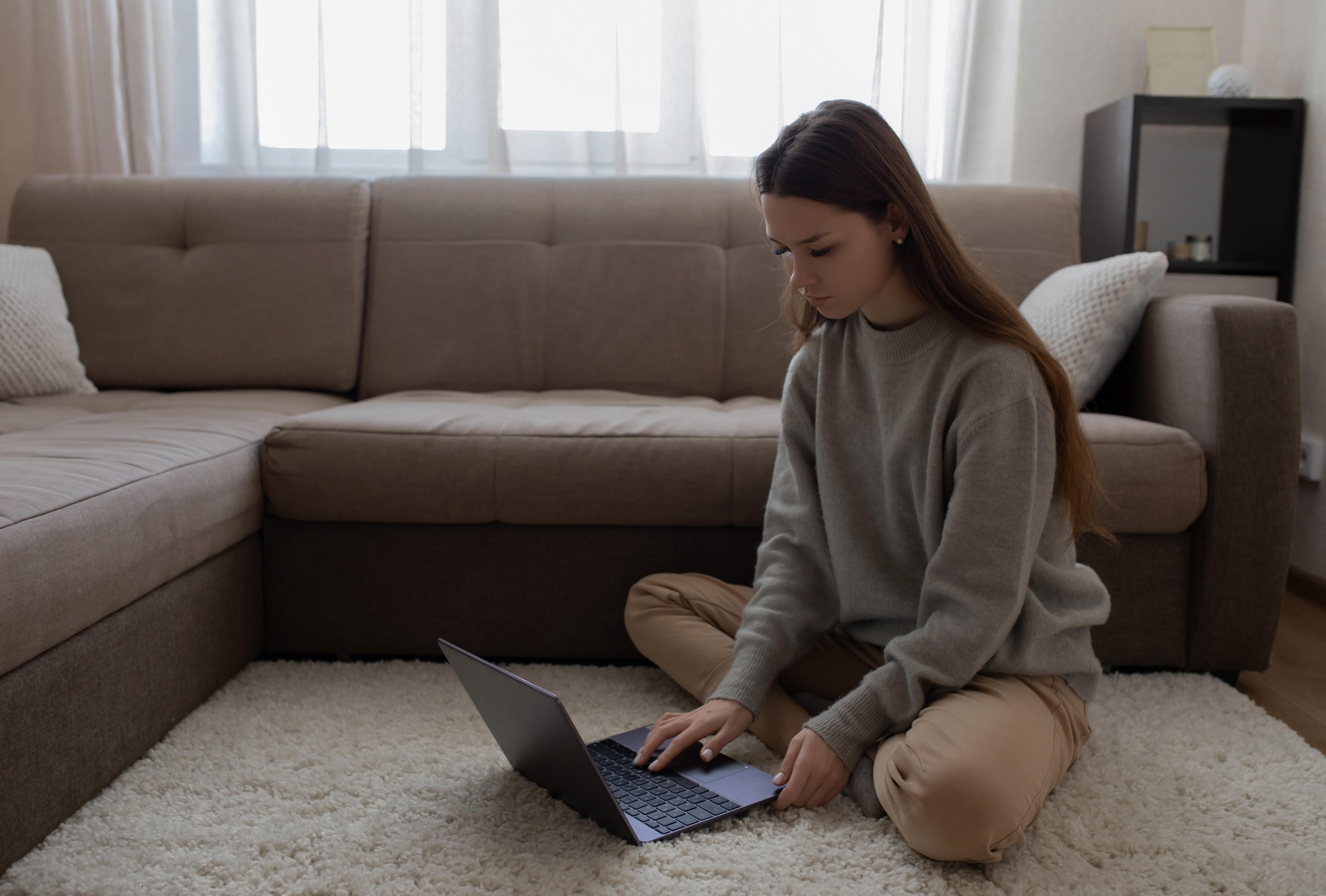 Mujer teletrabajando / Pixabay Mujer teletrabajando / Pixabay