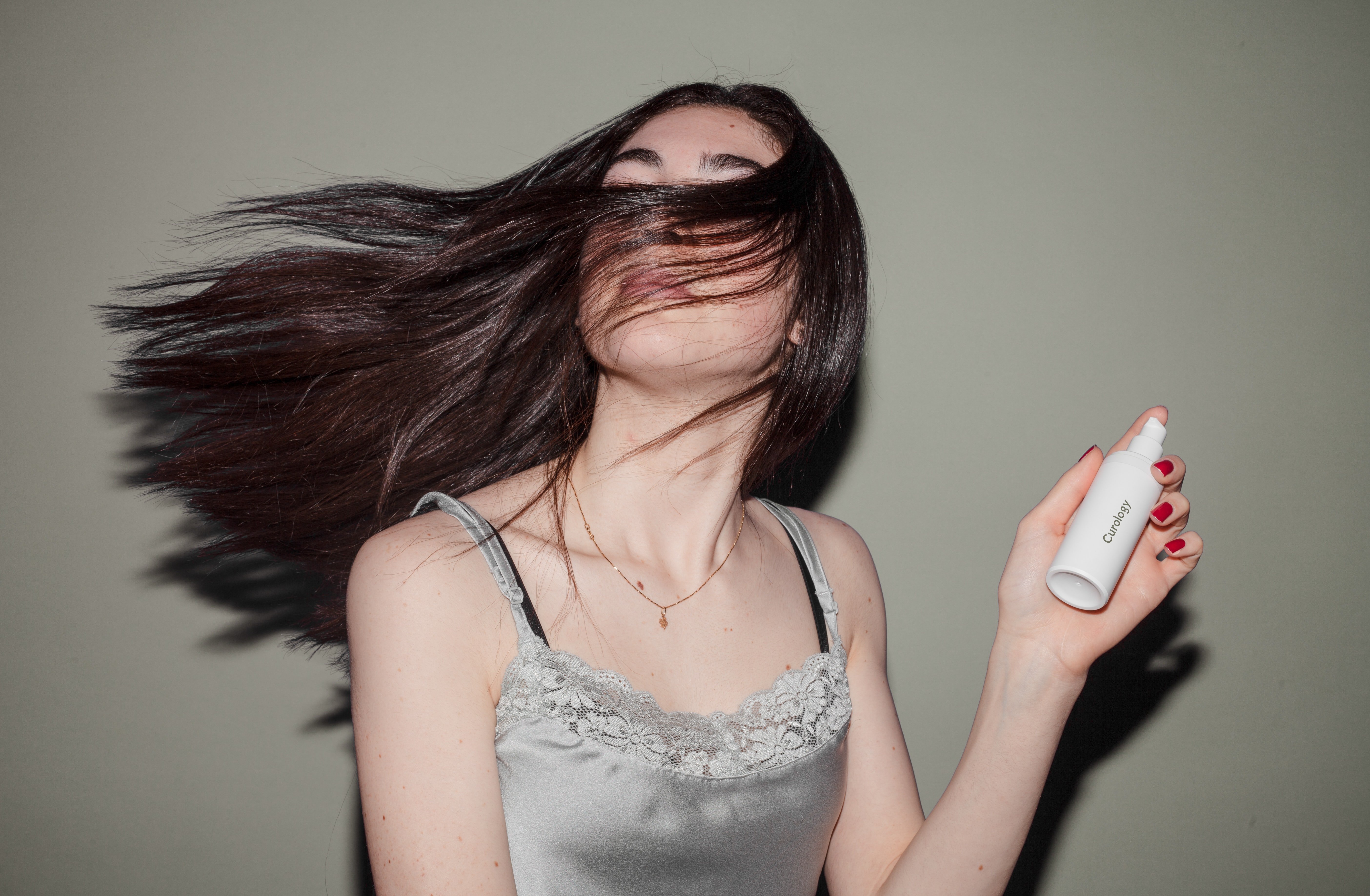 Mujer cuidando su cabello / Unsplash