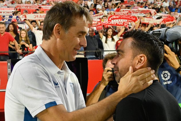Julen Lopetegui Xavi Hernandez abrazan sonrien antes partido Sevilla Barca / Foto: EFE