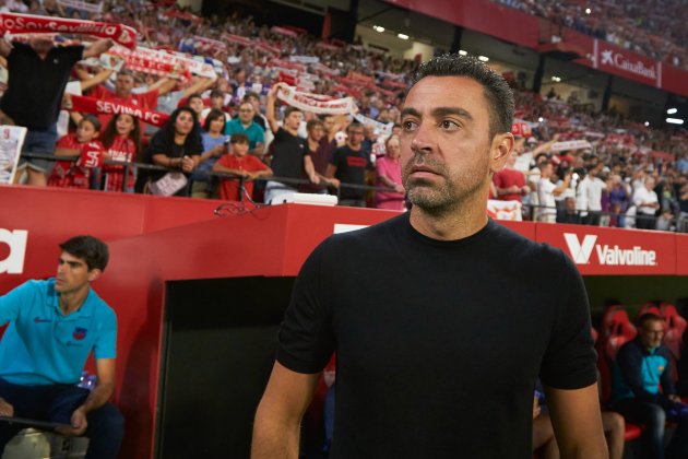 Xavi Hernandez serio observa Ramon Sanchez Pizjuan partido Sevilla Barca / Foto: Europa Press Xavi Hernandez serio observa Ramon Sanchez Pizjuan partido Sevilla Barca / Foto: Europa Press