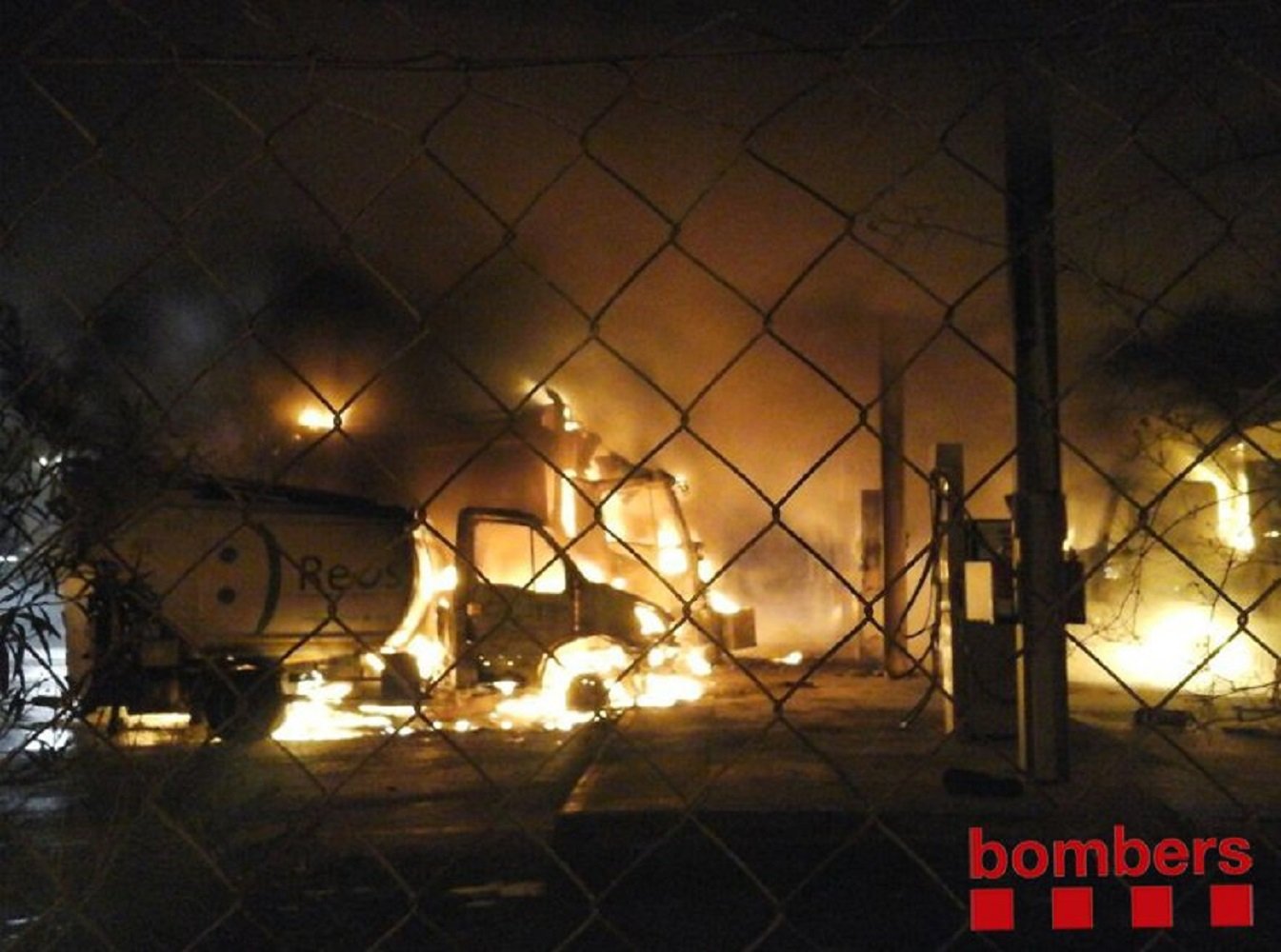 Cremen sis camions de recollida de brossa a Reus