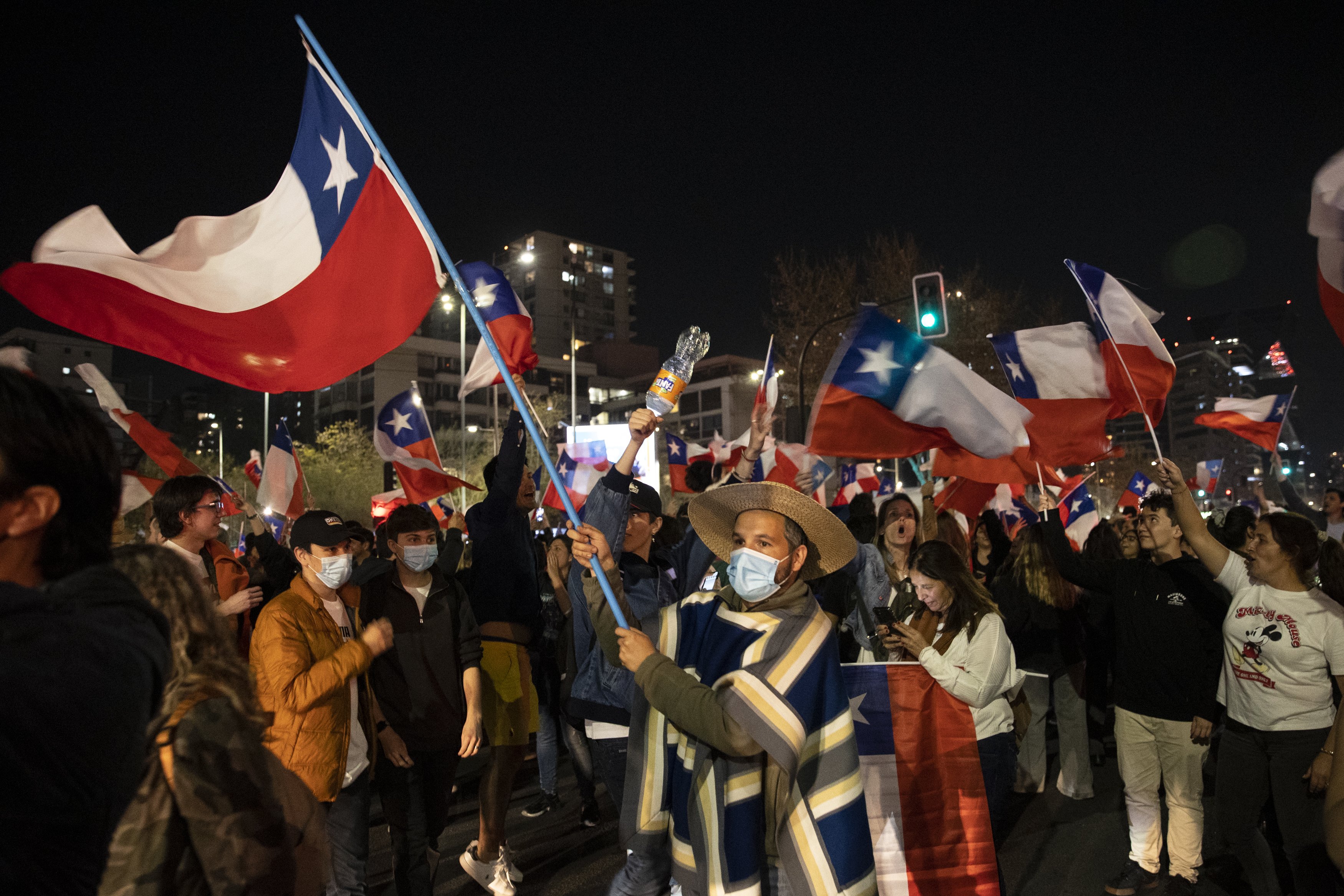 Chile rechaza la nueva Constitución y Boric se compromete a impulsar un nuevo proceso constituyente