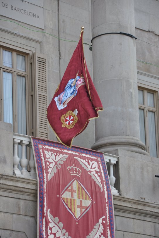 La bandera de santa eulalia al balco de l'ajuntament any 2016 josep BC wikimedia
