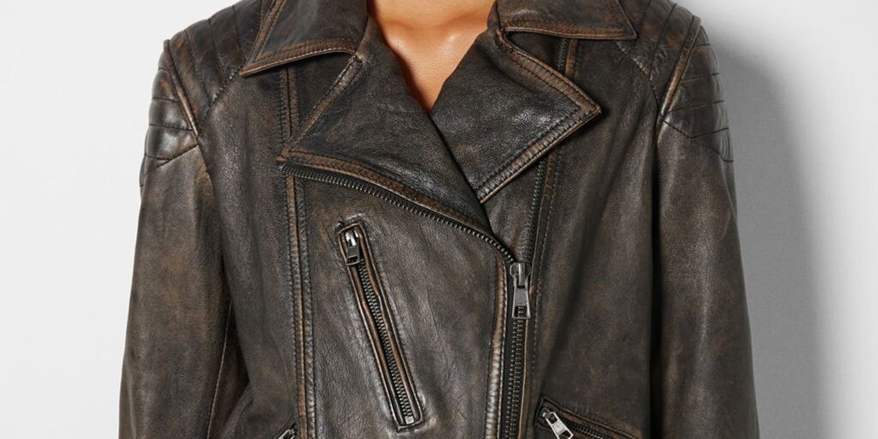 La caçadora biker de pell desgastada puja com l'escuma a Bershka