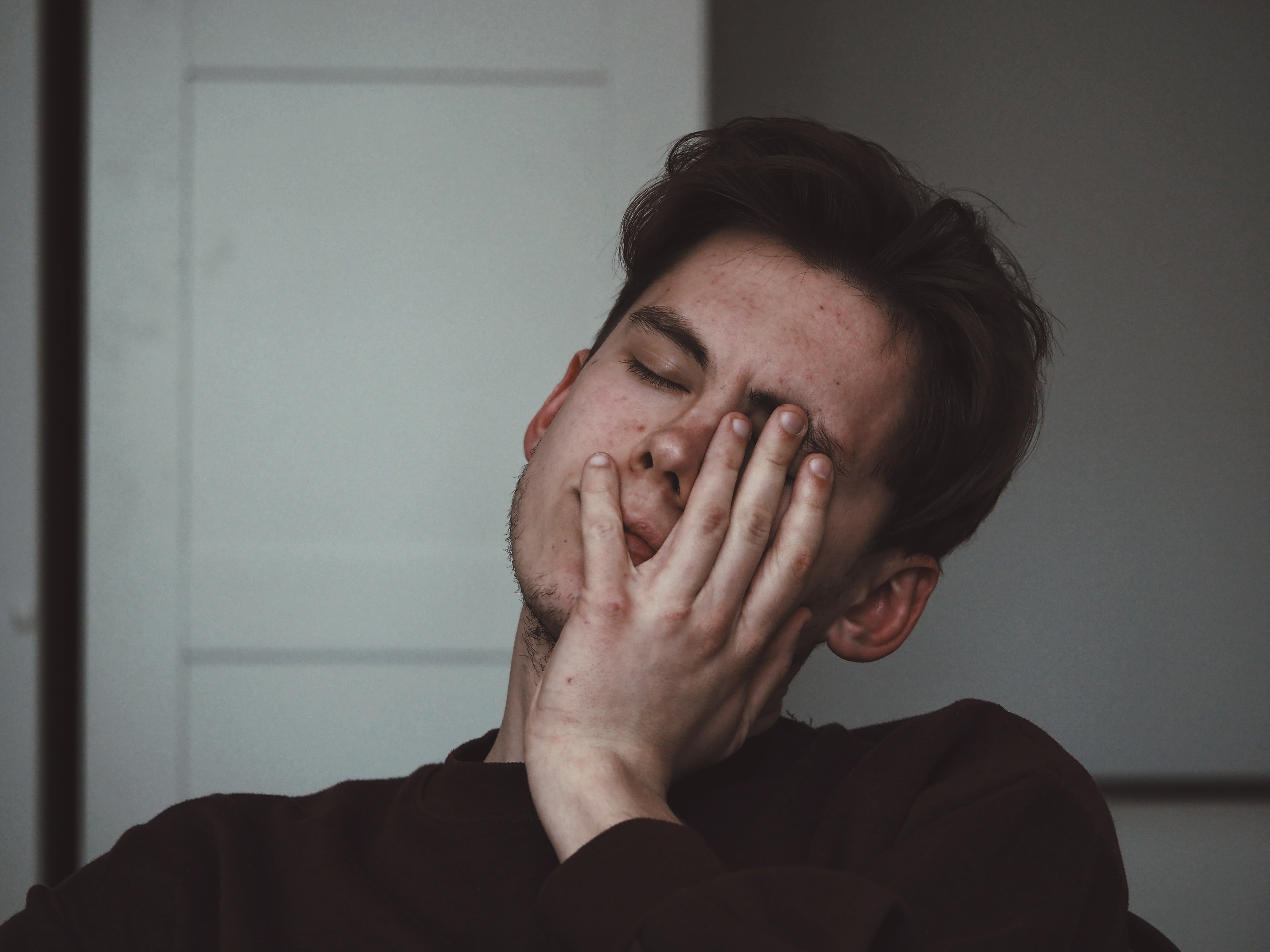 Home amb migraña / Unsplash Home amb migraña / Unsplash
