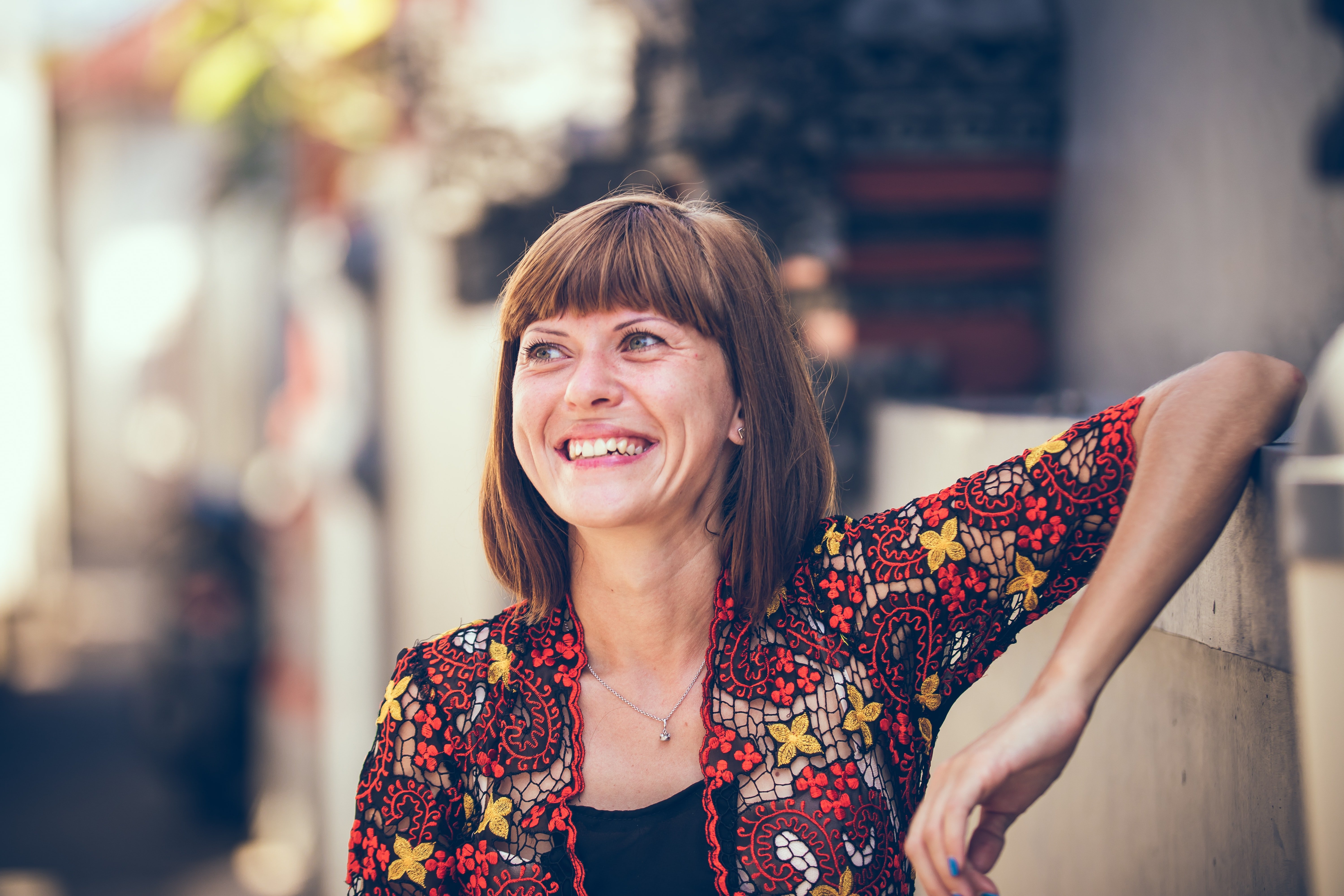 Mujer madura sonriente / Unsplash