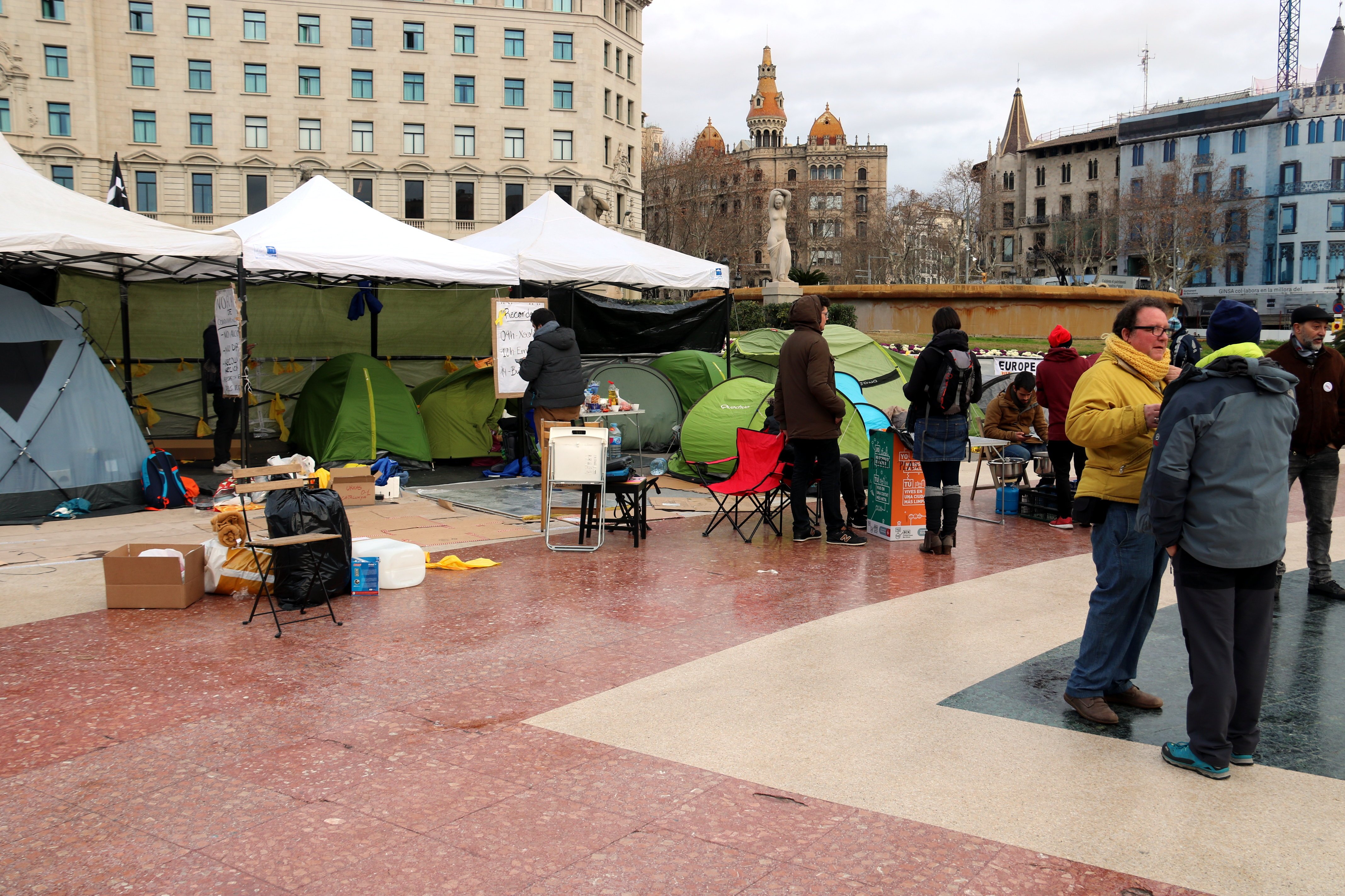 La acampada independentista se mantiene en la plaza de Catalunya a pesar de la orden de desalojo