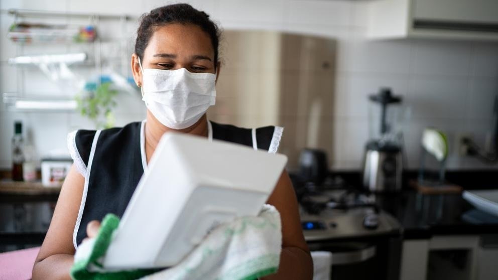 ¿Por qué tendrías que asegurar a una trabajadora del hogar? La nueva ley refuerza sus derechos