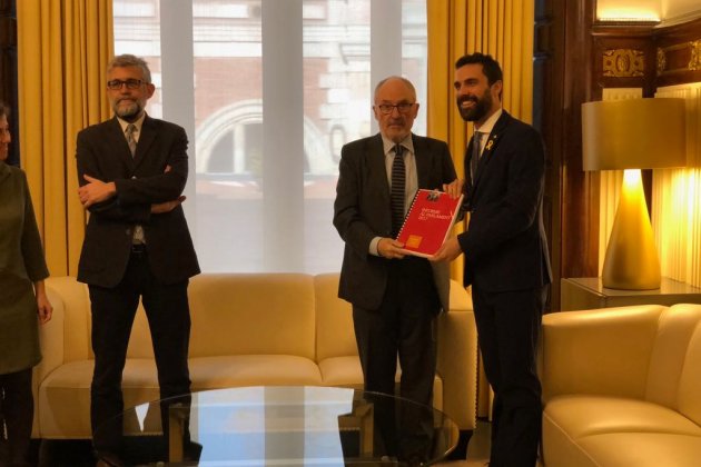 El síndic lliura a Torrent l’informe anual de 2017 a Torrent Nico Tomás El síndic lliura a Torrent l’informe anual de 2017 a Torrent Nico Tomás