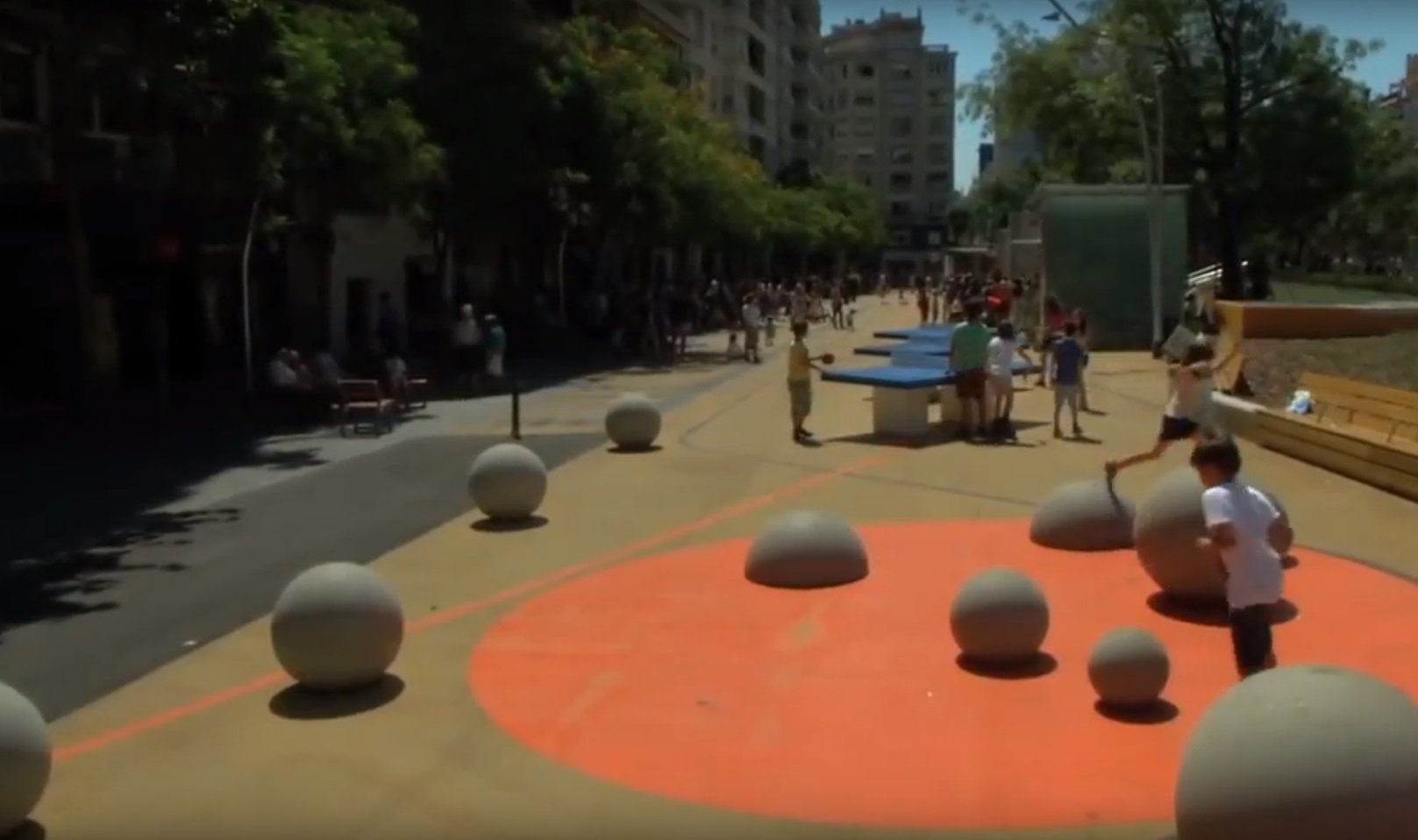 Una fuita d'aigua inunda la Plaça Gal·la Placídia de Barcelona