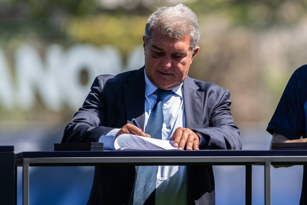 Joan Laporta firma contrato / Foto: Europa Press