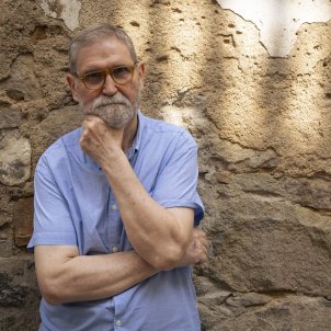 Entrevista Ramón solsona, escriptor paret brços creuats