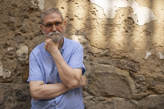 Entrevista Ramón solsona, escriptor paret brços creuats / Foto: Carlos Baglietto Entrevista Ramón solsona, escriptor paret brços creuats / Foto: Carlos Baglietto