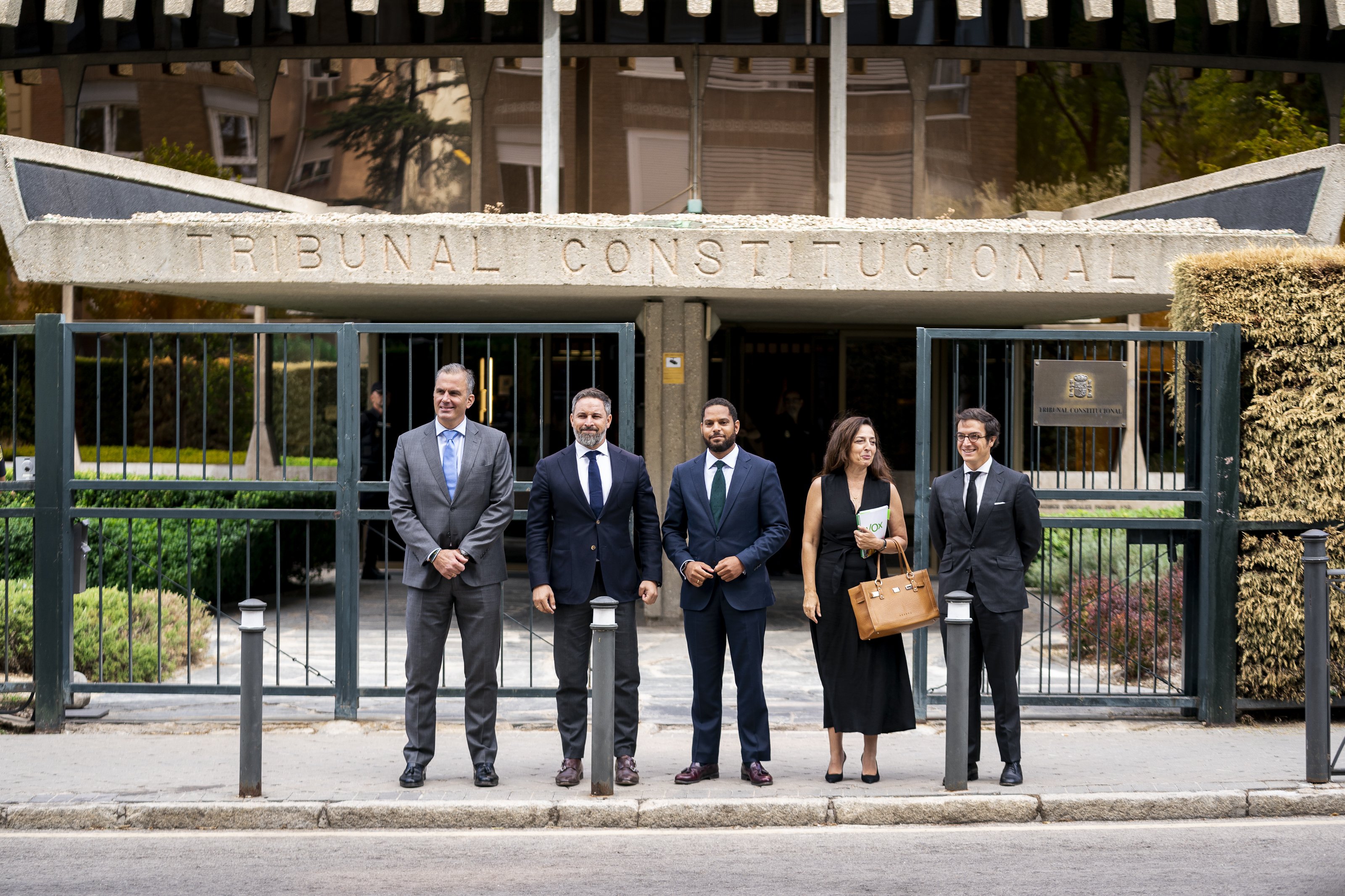 Vox copia a PP y Cs y también lleva el decreto del catalán al Tribunal Constitucional