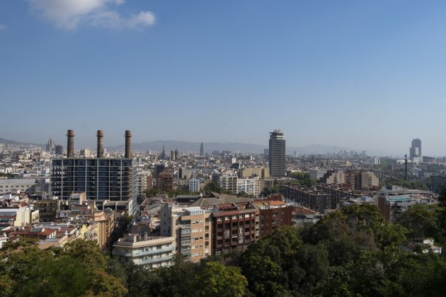 Vistes Barcelona, Montjuic, lloguer, venda, habitatge, economia, consum, edificis tres ximeneies / Foto: Carlos Baglietto Vistes Barcelona, Montjuic, lloguer, venda, habitatge, economia, consum, edificis tres ximeneies / Foto: Carlos Baglietto