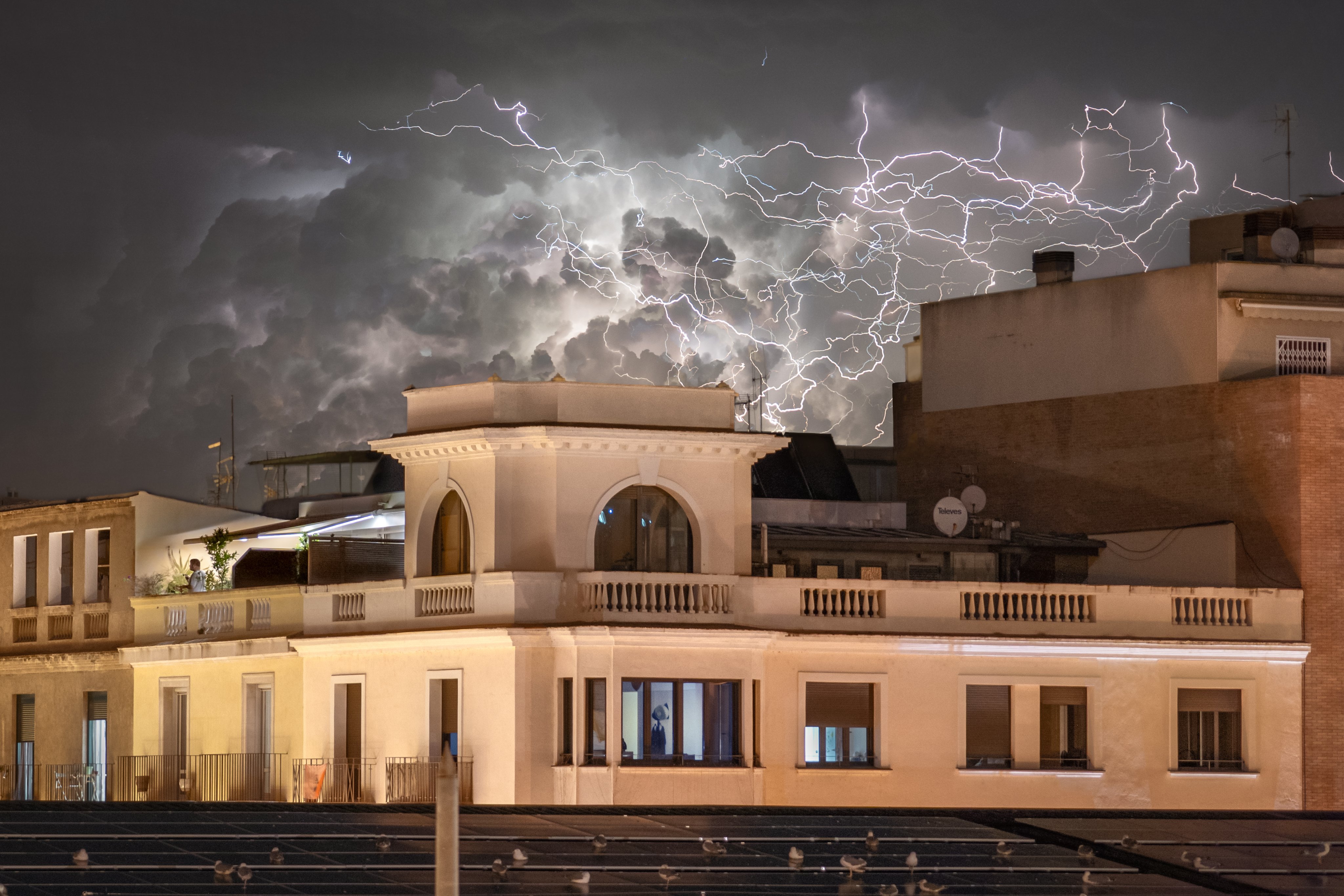Noche de rayos en Girona Foto @cianosi Twitter