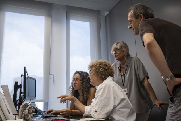 Entrevista Instituto de Medicina Legal de Catalunya a Antònia Bertomeu, Anna Mateu y Elena Cano trabajando alexander / Foto: Carlos Baglietto