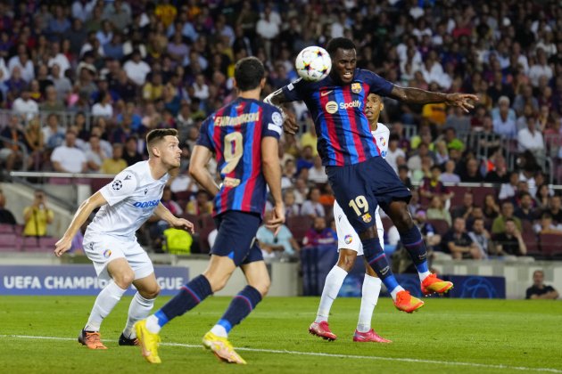 Franck Kessie remate gol Barça Viktoria Pilsen / Foto: EFE
