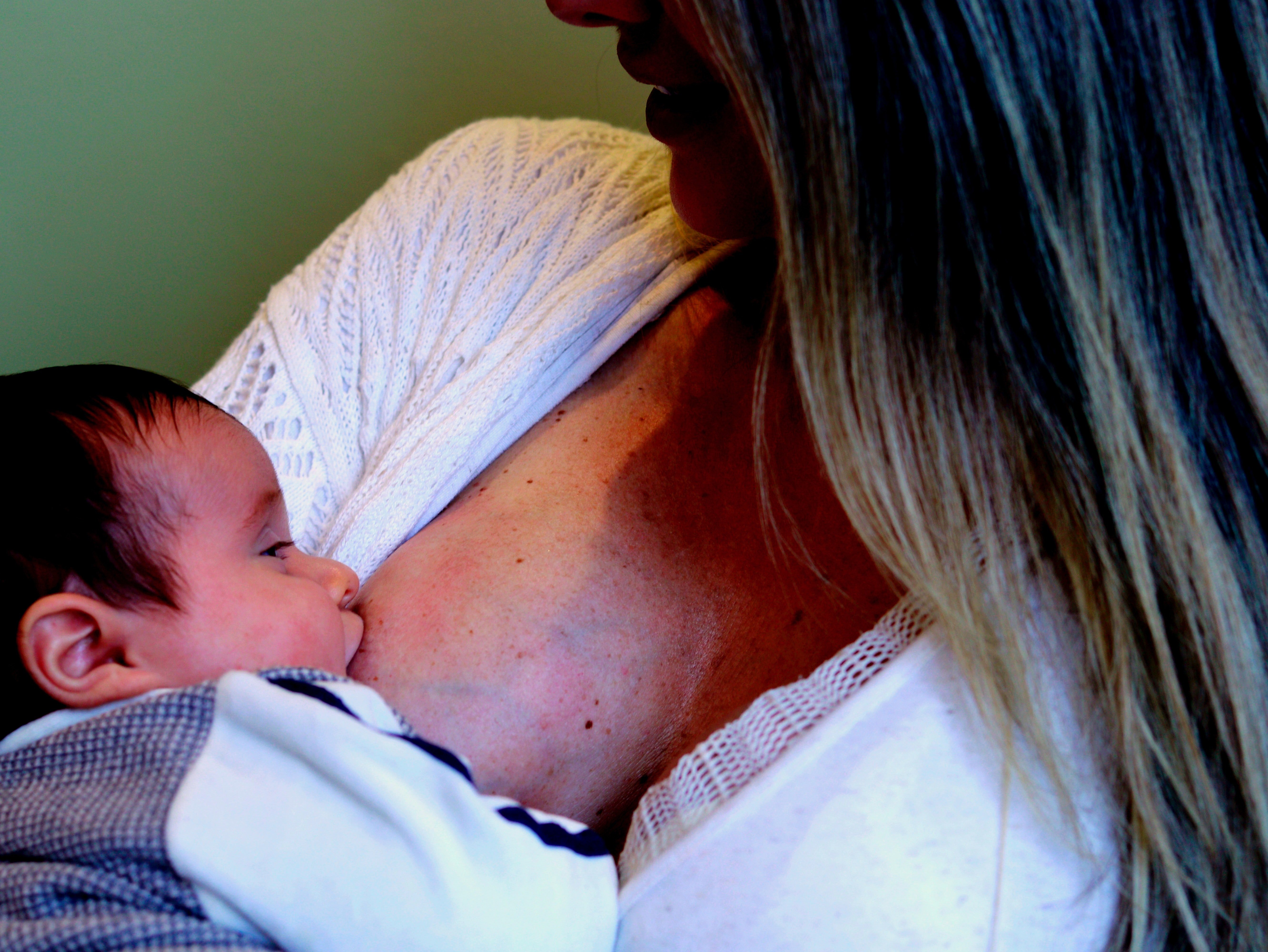 Mujer dando de mamar a su bebé / Unsplash