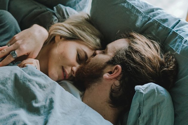 Pareja en la cama