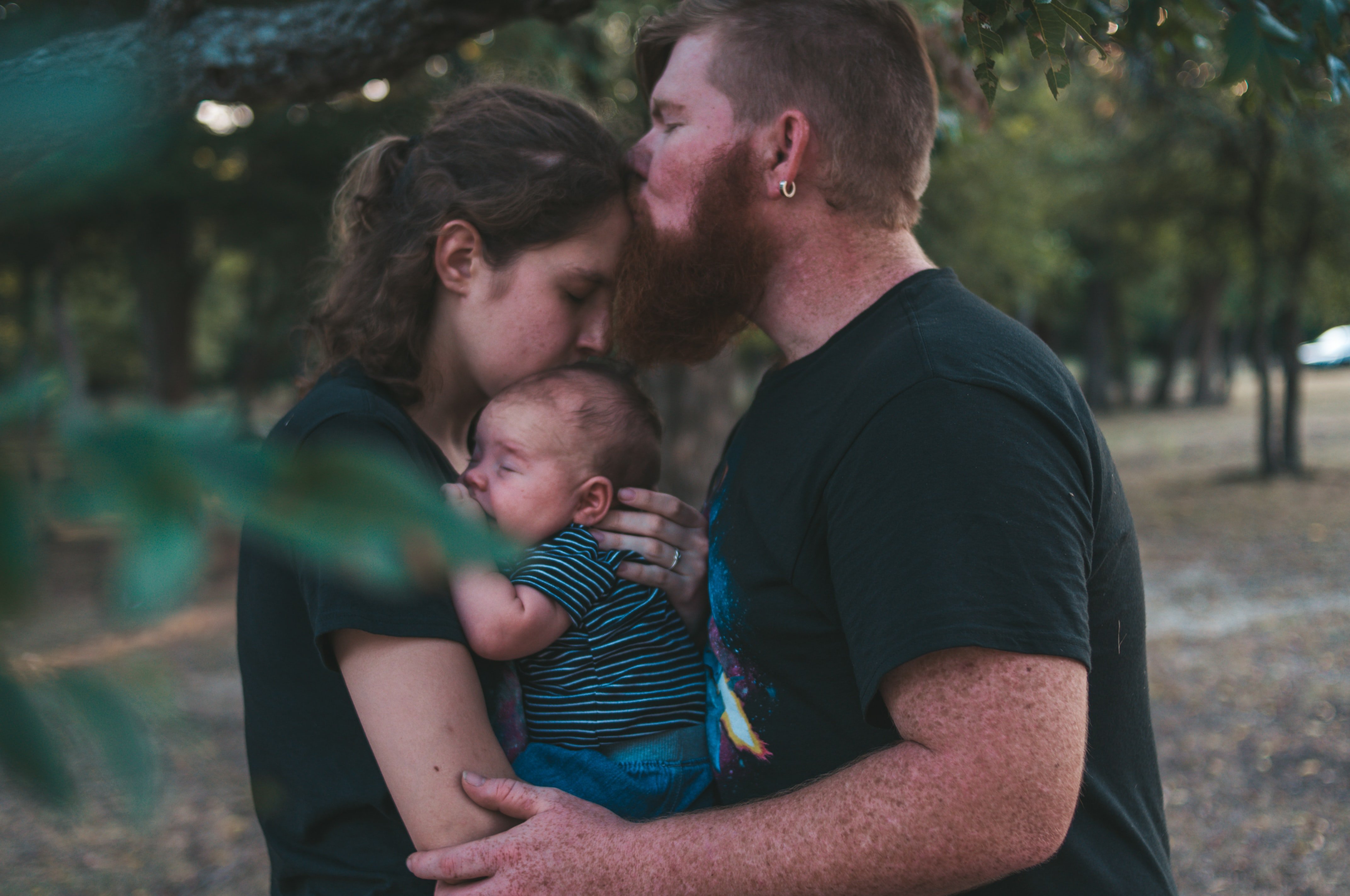 Pareja con su hijo / Unsplash