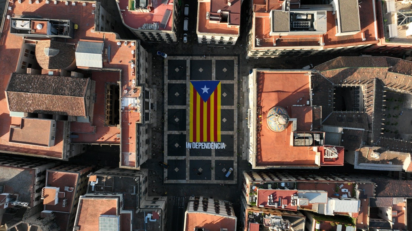 Nueva acción sorpresa de la ANC por la Diada: macroestelada ante el Palau de la Generalitat