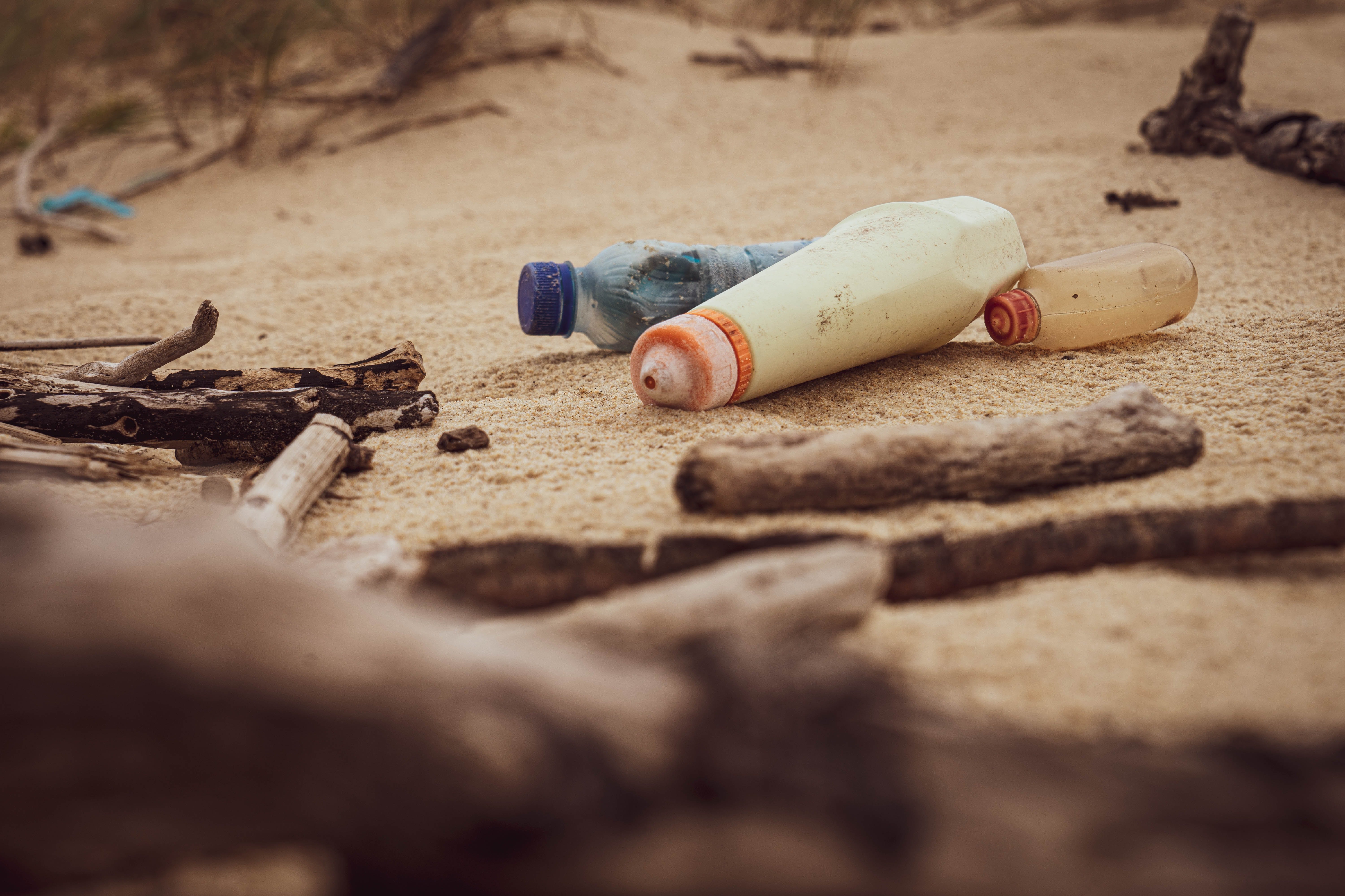 Estrella Damm y la Fundación CRAM organizan una limpieza en la playa del Prat de Llobregat