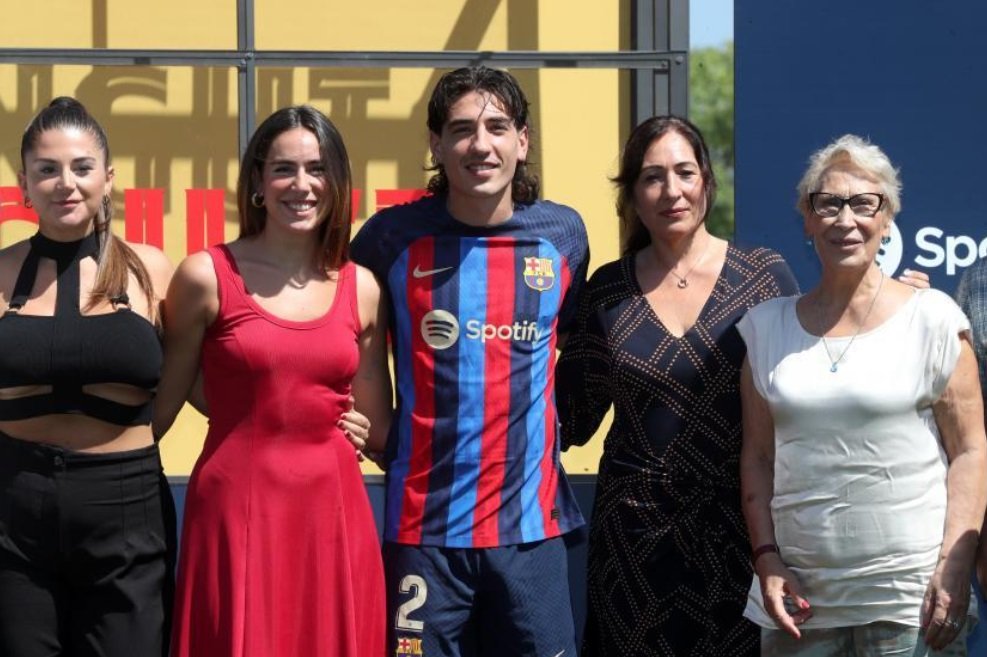 Bellerin and his girlfriend Elena at Camp Nou