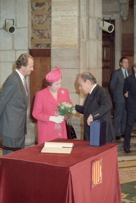 Reina Isabel II Anglaterra Jordi Pujol Palau Generalitat Barcelona 19881021 estatua Sant Jordi Plata / Foto: Efe