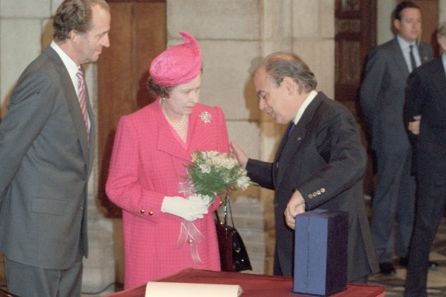 Reina Isabel II Anglaterra Jordi Pujol Palau Generalitat Barcelona 19881021 estatua Sant Jordi Plata / Foto: Efe