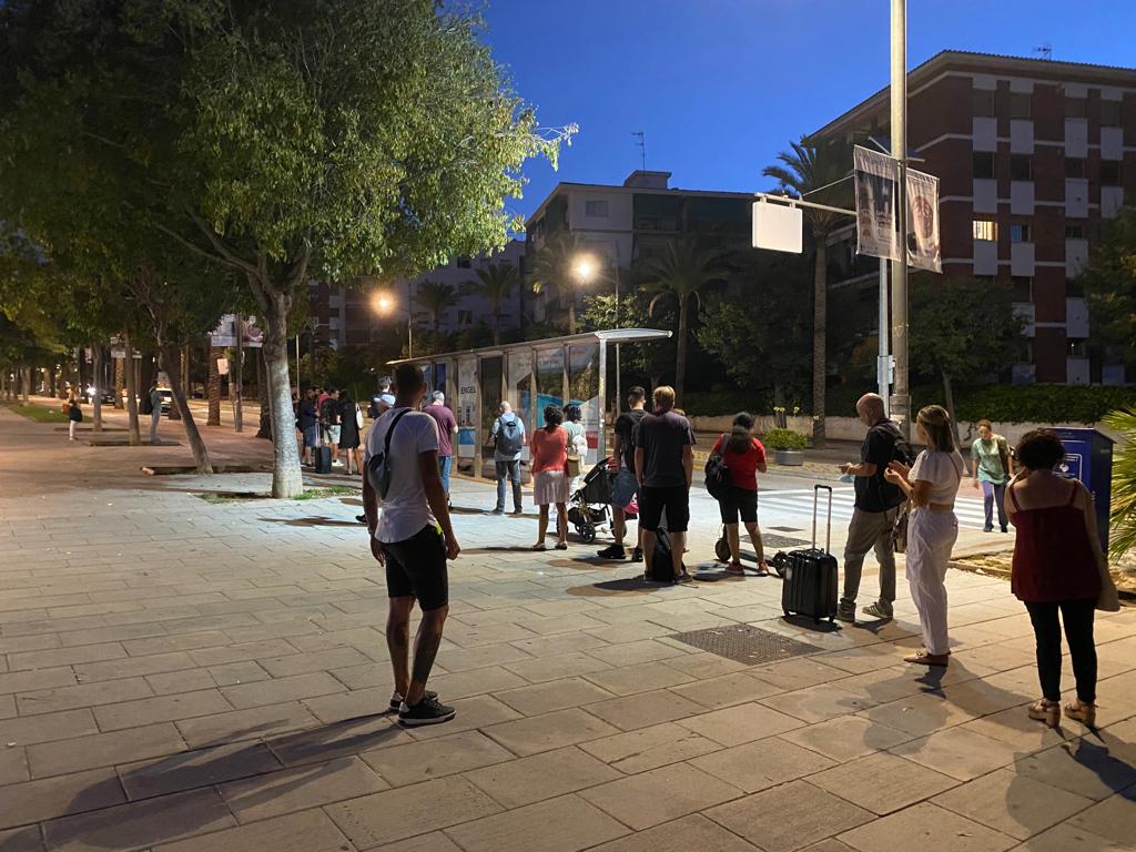 Cues a Sitges a l'espera de l'autobus inter urà pepa masó